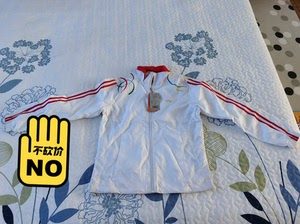 露友牌子的衣服裤子,春秋款的衣服裤子,码比较小瘦人能穿,质量