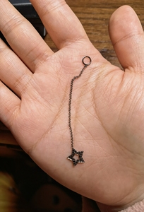 周生生18k金黑金lets play 黑钻,单边耳钉896