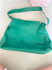 韩风包包 绿色 容量挺大的 好装东西 便宜出 喜欢的带走 买