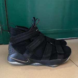 nike 詹姆斯 士兵11黑金42码
