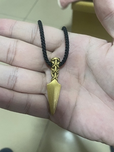 周生生  黄金足金文化祝福传奇永恒之枪项链吊坠男女款 914