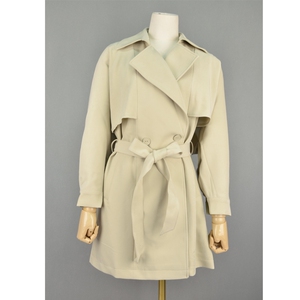 可路莎风衣,飞机袖,设计独特,面料垂坠感好,可搭配短裙,微喇