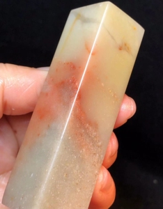 老挝红花冻石素章一枚,尺寸规格:21*21*74mm.章料描