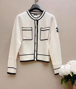 chanel香奈儿员工双口袋白色开衫,顺风包邮,先到先得