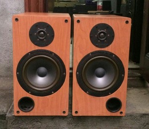 惠威8寸书架音箱,惠威原装套件组装音箱,箱体很厚实,喇叭与分