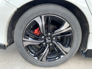 出十代思域原厂17寸轮毂轮胎,这是熏黑款,落地行驶3000公