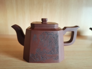 尊八方紫砂壶.底槽清.高工王余平(友石)刻绘.杨建英作品议