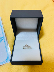 去台湾旅游实体店购入的钻戒,原装盒子,珠宝鉴定书保证书都在