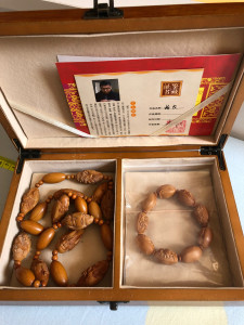 谢伟核雕