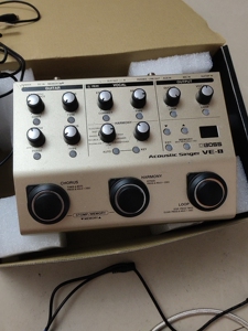 去年买了一款,罗兰bossve一8,人声效果器,这演出用的