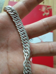 出一款自己精细打造的纯银马鞭男士项链,该产品长70公分,重量