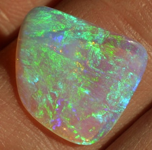 澳洲澳宝贝壳化石水晶欧泊原石随形高亮蓝绿靓彩2.155克拉
