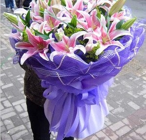 粉色百合花鲜花花束