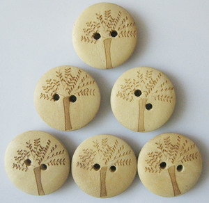 20mm刻花木头纽扣 木扣 松树图案木扣 扣子 儿童纽扣 2元10个