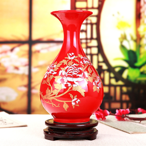 中国红瓷花瓶