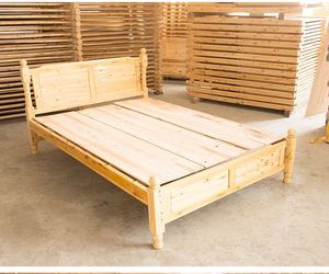 成都实木床 香柏木罗马圆柱特价床 清漆无味 出租房简易架子床