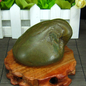 泥石玉绿色