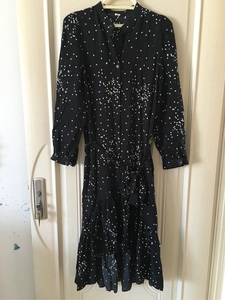 黑色代小星星长款连衣裙韩版裙子的亮点是裙摆的前面短后面长特别