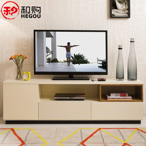 出和购家具的现代简约电视柜，颜色为白色，款式为地柜。它采用北