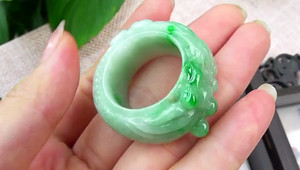 天然a货翡翠精雕龙雕飘绿扳指