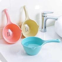 Household kitchen water scoop thickened plastic water scoop Bath scoop Drifting scoop Water scoop Childrens shampoo scoop?