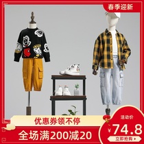 Childrens male and female childrens clothing stores Children model puppets Puppet models dummy men half-body lead with hand shop window display shelf