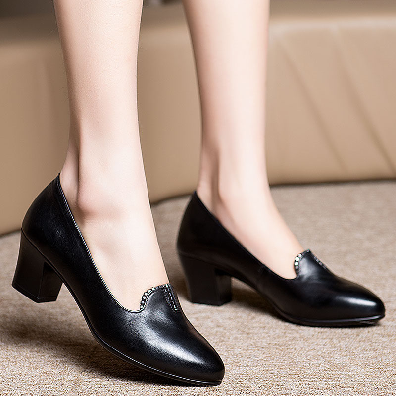 2020新款尖头粗跟单鞋女中跟妈妈鞋真皮软底工作鞋黑色职业皮鞋女