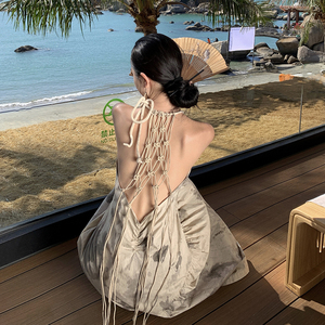 云南大理旅游穿搭女装三亚度假风挂脖露背连衣裙泰国海边沙滩长裙