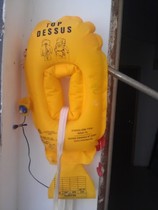 Aviation life jackets childrens life jackets gas cylinders no lights not very clean do not affect the use of 3 years old