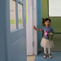 Anti-pinch hand door seam protection strip Baby sliding door Glass door stopper door clip Kindergarten child protection safety door card