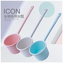 Flushing toilet water ladylike water ladylike lengthening handle plastic agricultural rafting theorizer slats water and bailing water to bathe water scoop