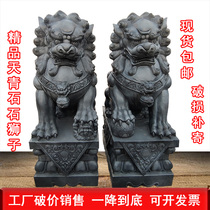 A pair of bluestone stone lions look at the door of the town house to ward off evil spirits Hotel household ancestral hall white marble marble carving ornaments