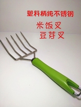 Bean sprouts fork utensils use the restaurant with a big vegetable fork to fish the small tools to lend the wooden fork handle the fork