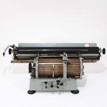 Old-fashioned nostalgic Western antiques rare Japanese Toshiba movable type antique typewriter vintage roller typewriter