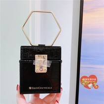 Playful and chic repair can be black mini size black bag ~ the whole store is consistent and good-looking