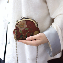 Elegant 2021 autumn winter fragrant cloud yarn retro small crowdsourced design advanced sensation 100 lap pearl zero money hand carrying inclined cross packet