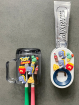  Toothpaste squeezer artifact Cartoon cute childrens toothpaste squeezer Automatic wall-mounted toothpaste holder Toothbrush cup