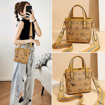 Counter cabinet bag female 2022 new tide brand leisure fashion diagonal bag simple net red shoulder bucket bag female