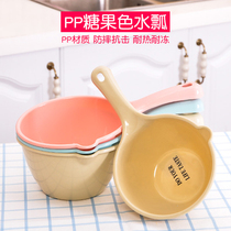 Kitchen candy-colored long handle water spoon plastic thickened water scoop baby shampoo cup baby bath water scoop