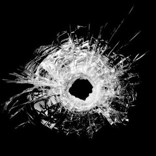ae特效素材 玻璃破碎 中枪的玻璃 好莱坞 打破玻璃 mov通道弹孔