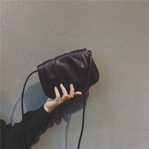 Small bag woman 2021 new Korean version fashion 100 hitch small square bag advanced sensation foreign air single shoulder inclined satchel wave