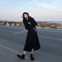 The inner knit dress with the windbreaker is designed to feel the niche base sweater skirt over the knee in the long autumn and winter
