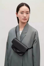 Niche leather chest bag cos fold bag pocket 2023 new cowhide shoulder diagonal mobile phone bag travel passport bag