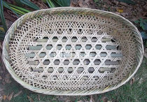 In summer Chaoshan traditional durable baby hand-woven bamboo cradle is green and environmentally friendly.