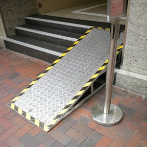 华峰定制铝合金无障碍通道移动坡道折叠铝斜坡道轮椅坡道板台阶板