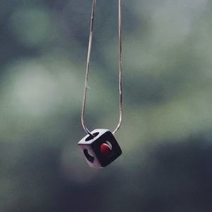 【谜家meki】纯手工紫光檀黑檀木玲珑骰子配天然朱砂锁骨吊坠项链