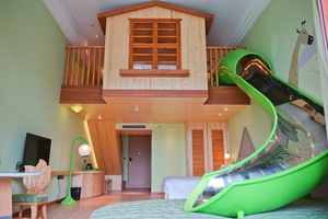 森林海温泉度假酒店丛林探险主题复式亲子双床房