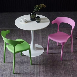 现代简约牛角椅子靠背餐椅塑料家用餐厅商用网红休闲北欧会议凳子