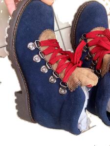 达芙妮女士蓝色二层牛皮绒面革/布马丁靴，红色鞋带，内里是红色