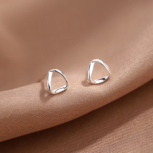 s925纯银设计感扭曲三角形耳钉女简约气质韩国个性小众不规则耳环